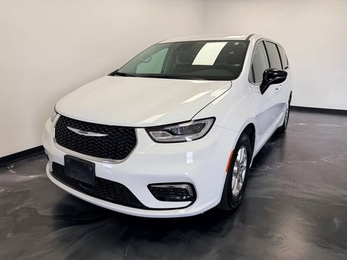 Used 2024 Chrysler Pacifica Touring-L FWD image 4
