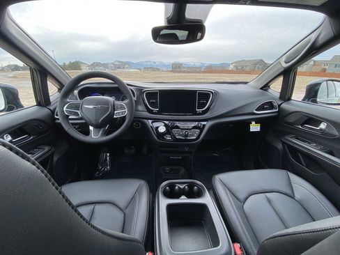 New 2026 Chrysler Pacifica Select image 16