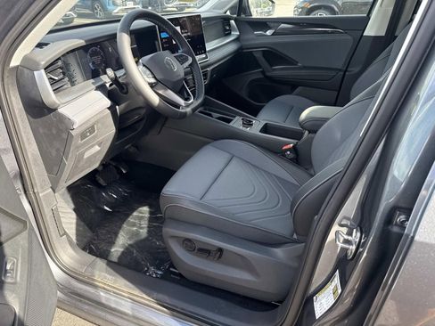 New 2025 Volkswagen Tiguan SE image 8