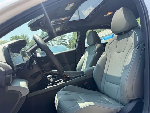 New 2025 Hyundai Elantra Limited image 6