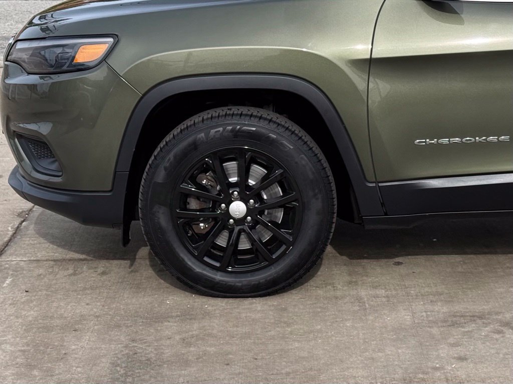 Used 2019 Jeep Cherokee Latitude w/ Cold Weather Group AWD/4WD image 12