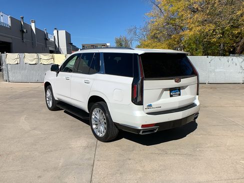Used 2022 Cadillac Escalade Luxury image 3