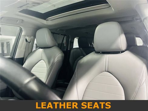 Used 2023 Toyota Highlander XLE image 3