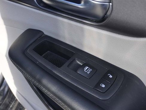 Used 2023 Chrysler Pacifica Touring-L image 33