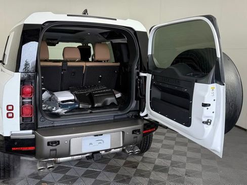 New 2025 Land Rover Defender 110 X-Dynamic SE image 18