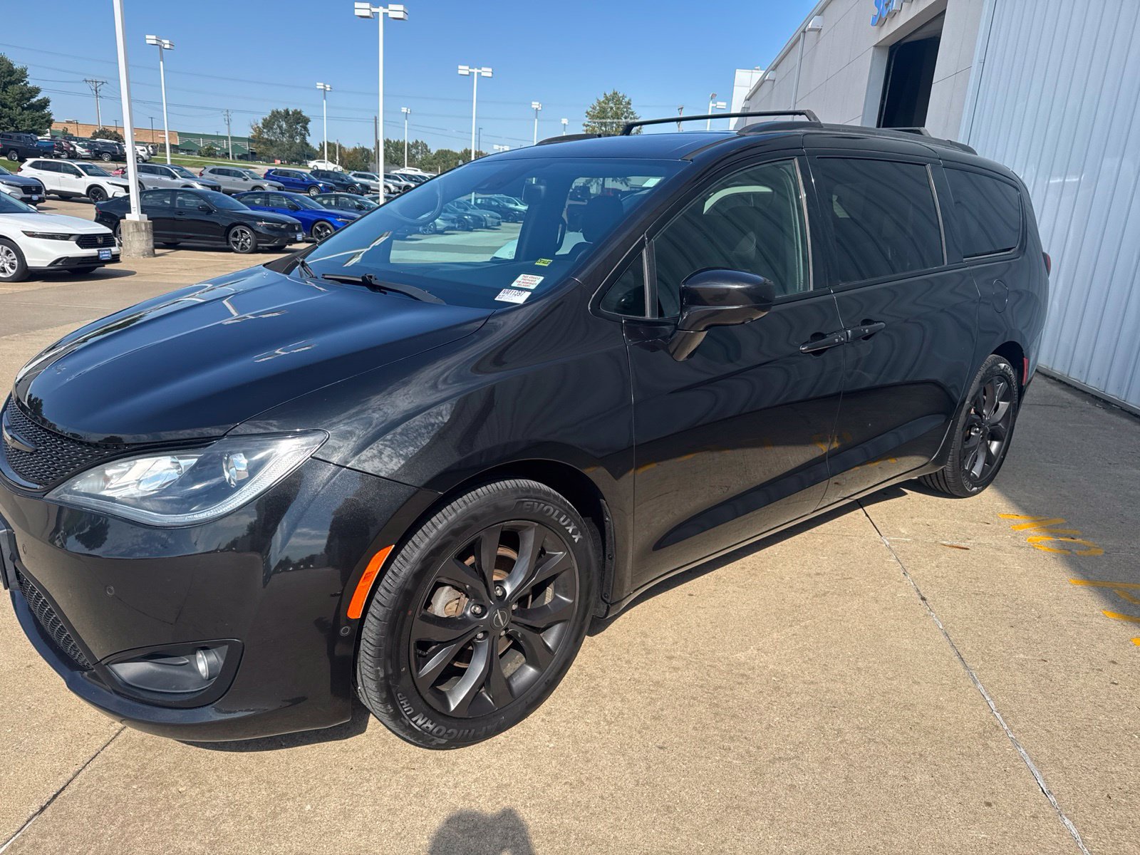 Used 2019 Chrysler Pacifica Touring Plus w/ Advanced Safetytec Group FWD image 4