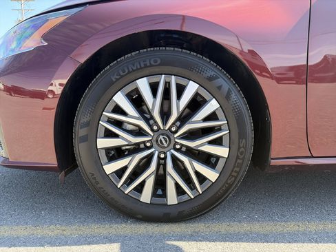 Used 2025 Nissan Altima 2.5 SV image 11