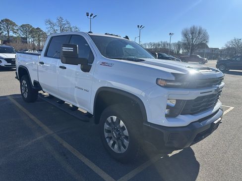 Used 2025 Chevrolet Silverado 2500 Custom w/ Custom Convenience Package image 5