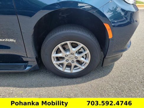 Used 2025 Chrysler Pacifica Select image 36