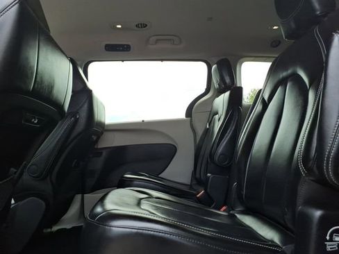 Used 2023 Chrysler Pacifica Touring-L FWD image 13