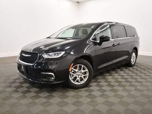 Used 2024 Chrysler Pacifica Touring-L FWD image 2