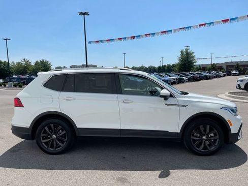 Used 2024 Volkswagen Tiguan SE w/ Panoramic Sunroof Package FWD image 6
