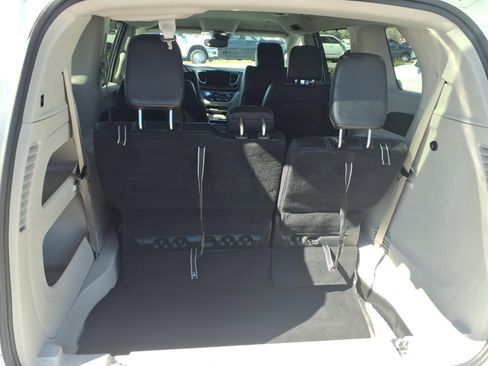 Used 2023 Chrysler Pacifica Touring-L image 19