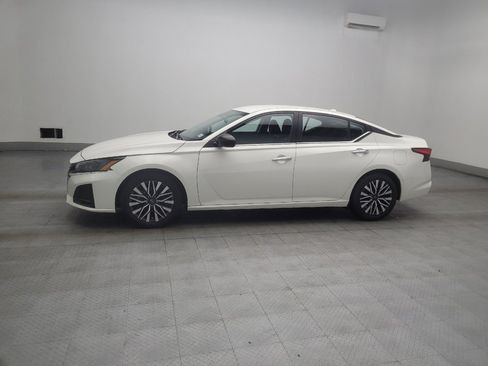 Used 2025 Nissan Altima 2.5 SV FWD image 2