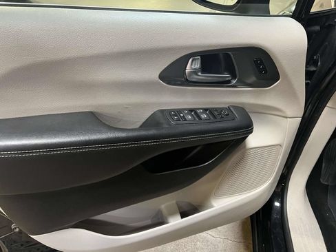 Used 2023 Chrysler Pacifica Touring-L FWD image 13