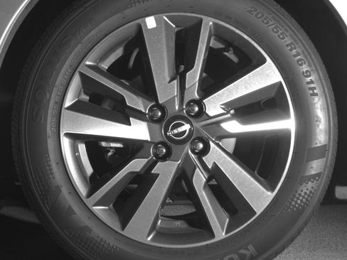 Used 2025 Nissan Versa SV FWD image 9