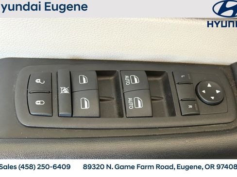 Used 2023 Chrysler Pacifica Touring-L FWD image 15