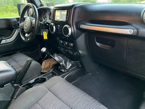 Used 2012 Jeep Wrangler Unlimited Rubicon w/ Connectivity Group AWD/4WD image 18