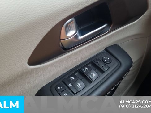 Used 2023 Chrysler Voyager LX FWD image 17