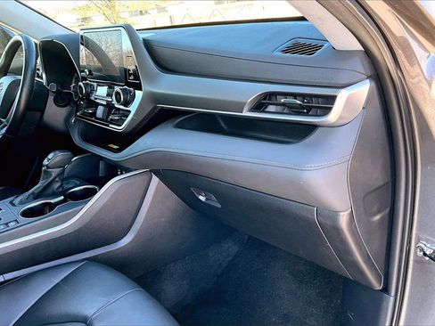 Used 2024 Toyota Highlander XLE image 14