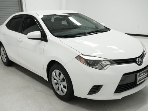 Used 2016 Toyota Corolla LE FWD image 3