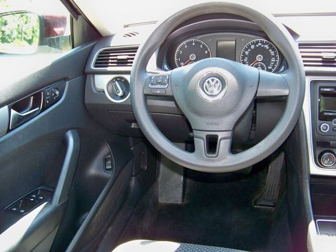 Used 2013 Volkswagen Passat 2.5 S FWD image 39