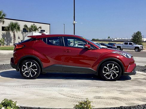 Used 2019 Toyota C-HR XLE image 4
