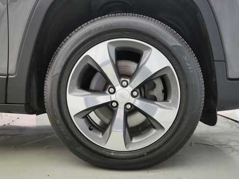 Used 2019 Jeep Cherokee Limited image 38