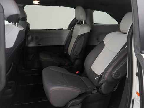 Used 2022 Toyota Sienna XSE image 16