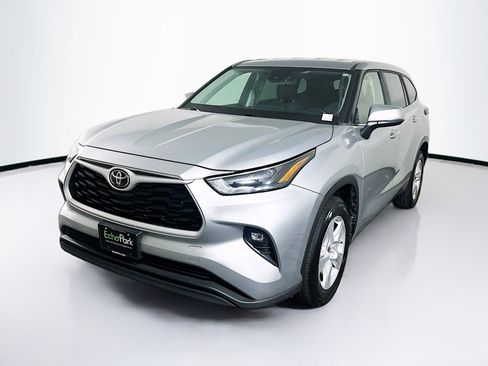 Used 2023 Toyota Highlander LE image 3