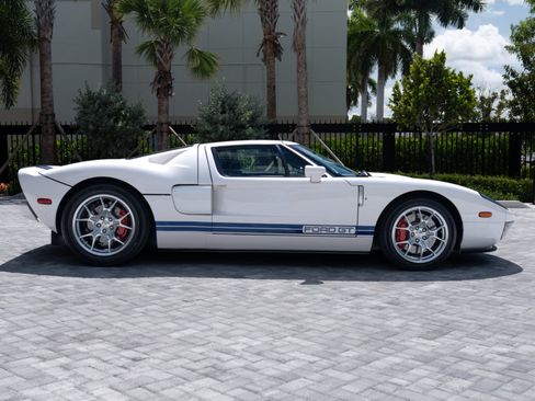 Used 2005 Ford GT RWD image 2