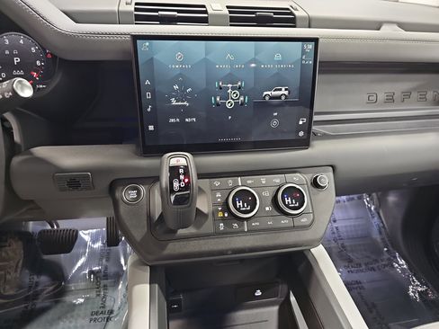 Used 2025 Land Rover Defender 90 X-Dynamic SE image 22