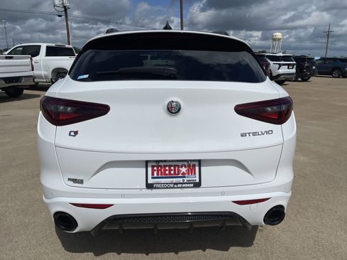 Used 2022 Alfa Romeo Stelvio Veloce AWD/4WD image 5