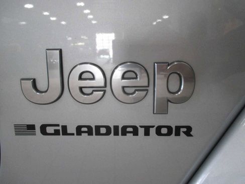 Used 2023 Jeep Gladiator Overland image 44