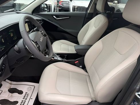 Certified 2025 Kia Niro EX image 12