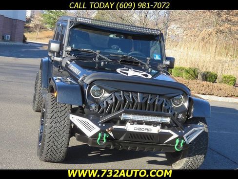 Used 2014 Jeep Wrangler Unlimited Sahara image 3