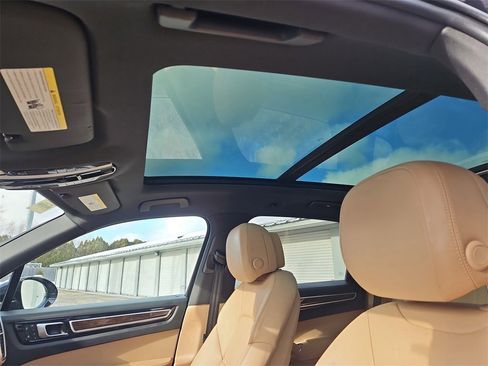 Certified 2022 Porsche Cayenne image 16