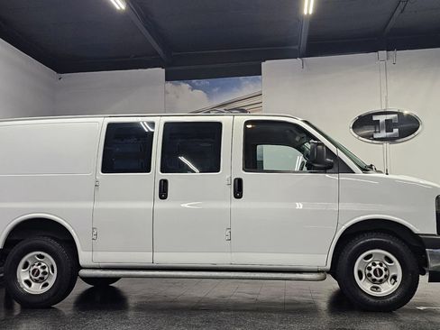 Used 2019 GMC Savana 2500 w/ Driver Convenience Package image 9