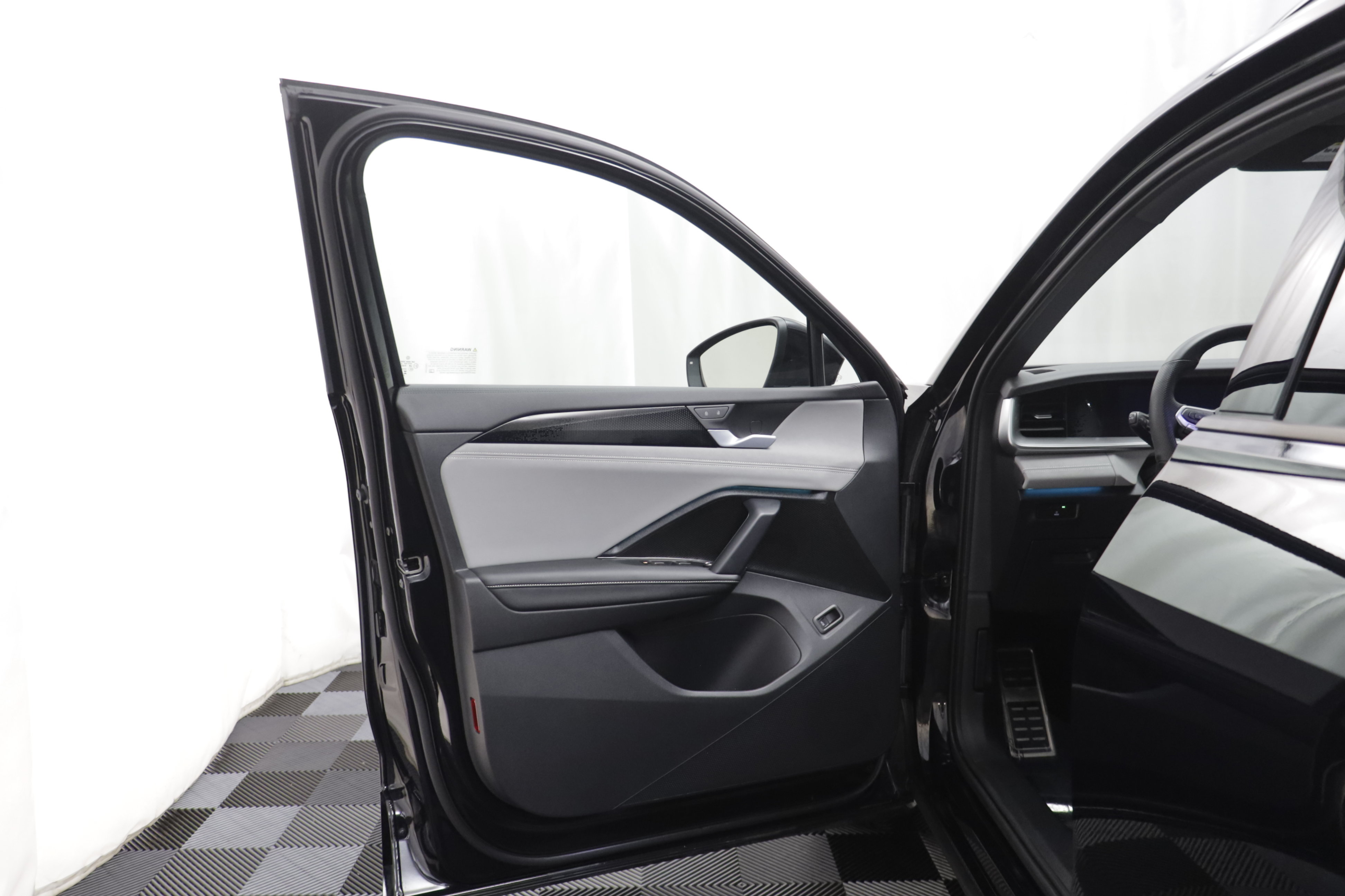 Used 2026 Volkswagen Tiguan SE R-Line AWD/4WD image 4