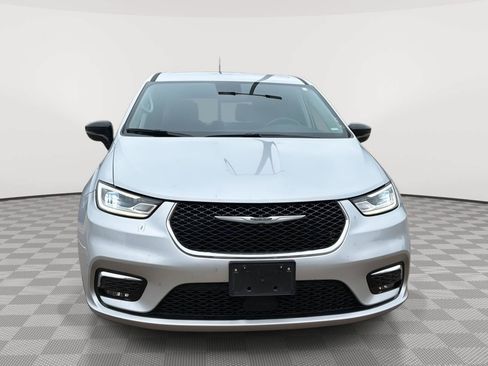Used 2024 Chrysler Pacifica Touring-L FWD image 2