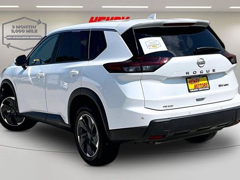 Used 2024 Nissan Rogue SV AWD/4WD image 4