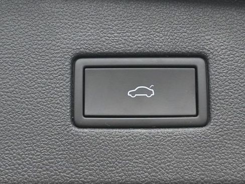 Used 2022 Volkswagen Tiguan SE image 32