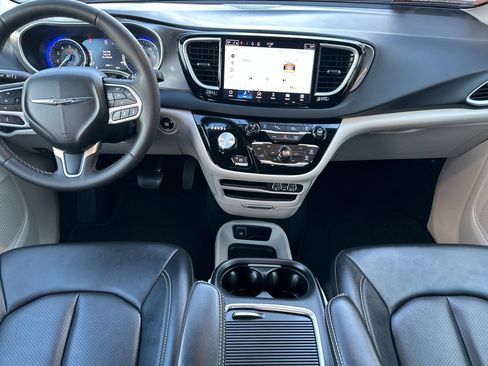 Used 2024 Chrysler Pacifica Touring-L image 13