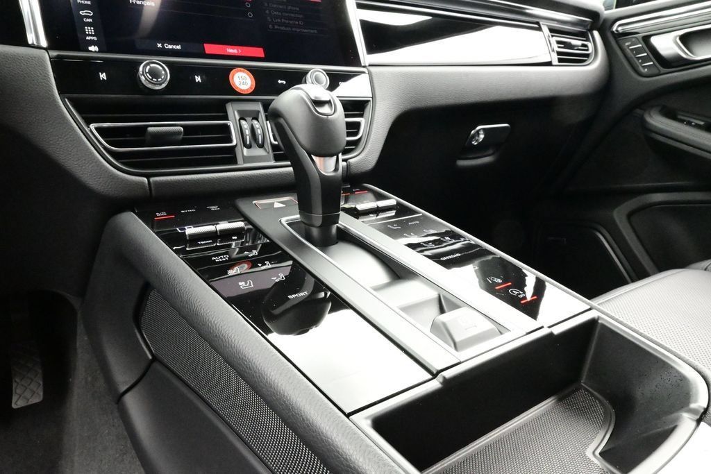 Certified 2025 Porsche Macan AWD/4WD image 11