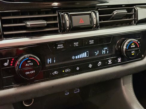 Used 2025 Nissan Pathfinder SV image 23