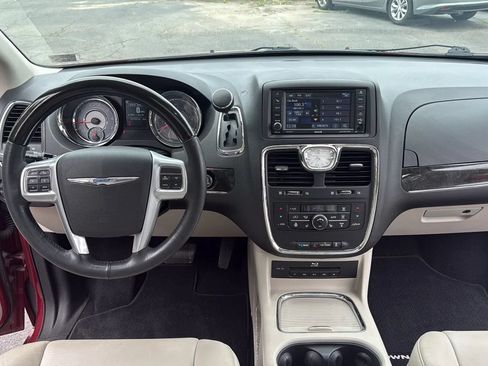 Used 2014 Chrysler Town & Country Limited w/ Luxury Group FWD image 13