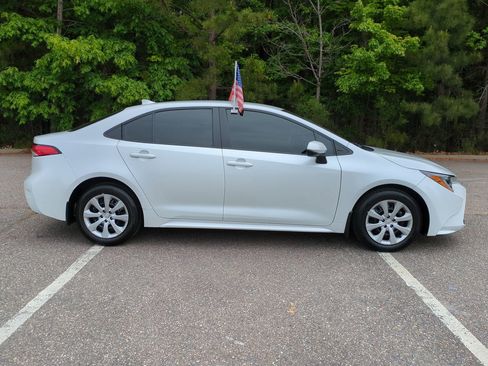 Used 2025 Toyota Corolla LE FWD image 3