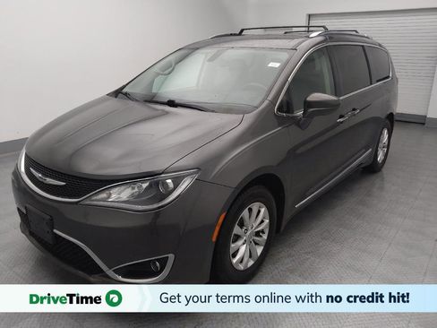 Used 2018 Chrysler Pacifica Touring-L image 1