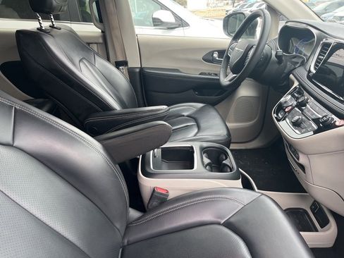 Used 2023 Chrysler Pacifica Touring-L image 4