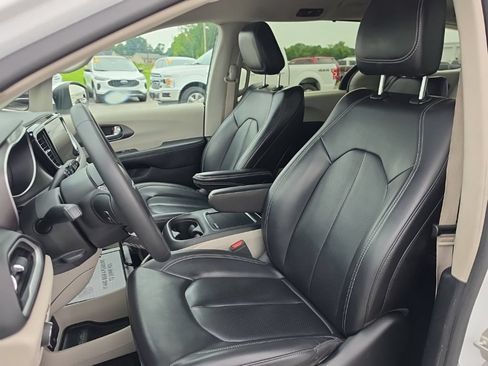 Certified 2023 Chrysler Pacifica Touring-L FWD image 15